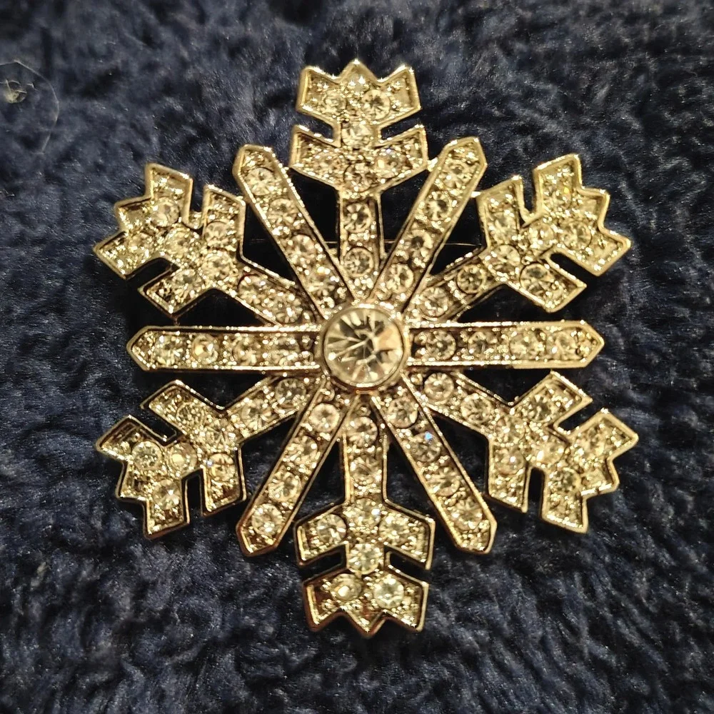 Vintage Monet Snowflake Brooch Crystal Rhinestone Silver Tone Winter‎ Pin Women